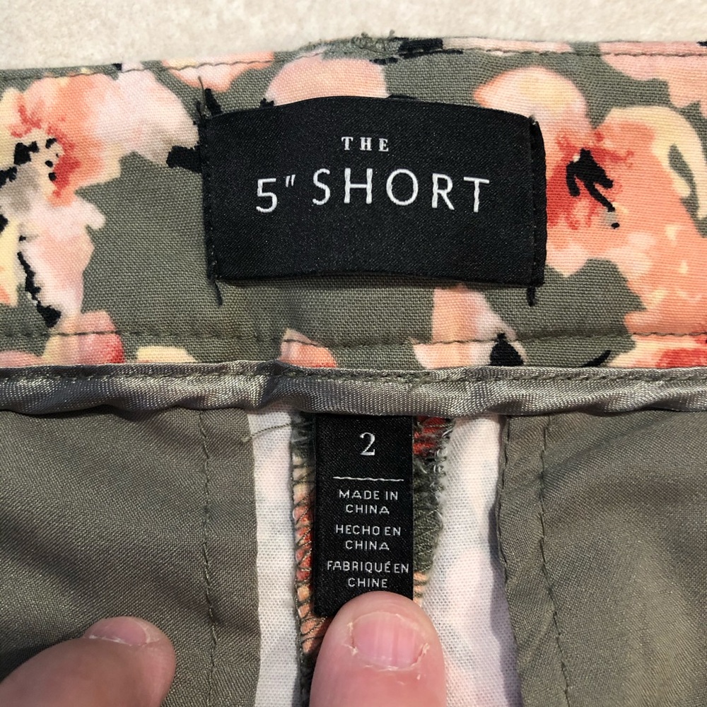 ⭐️ White House Black Market 5' Floral Shorts - Picture 11 of 14